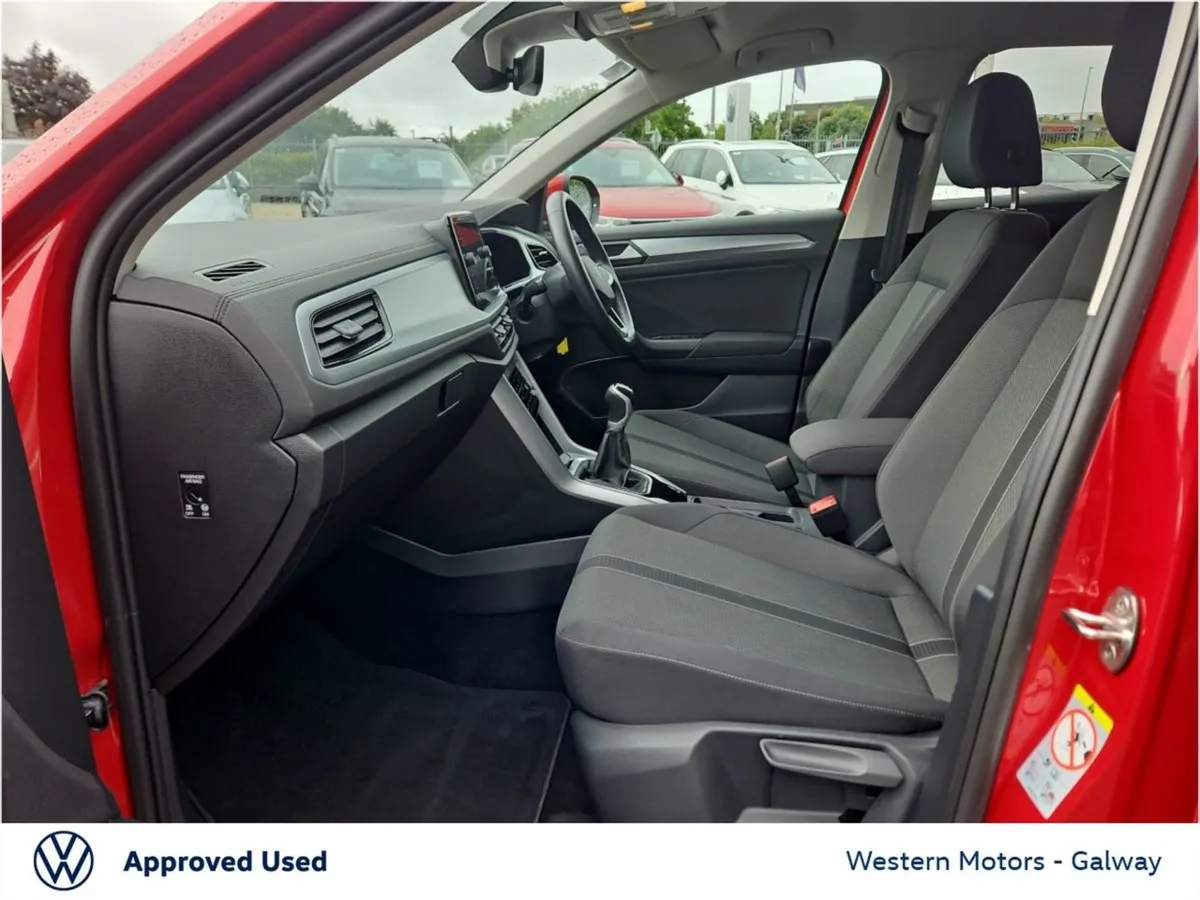 Volkswagen T-Roc Life rear Camera app Connect dig - Image 4