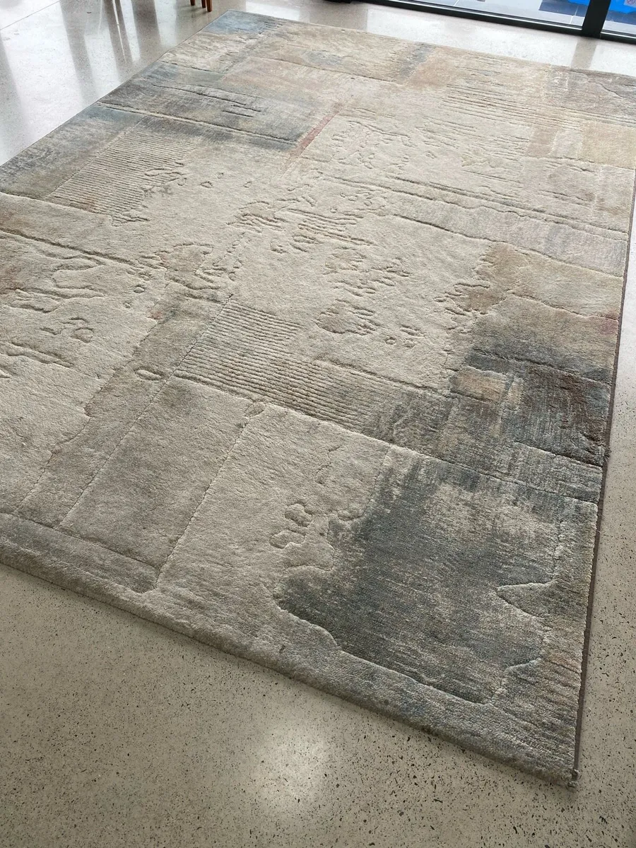 Casey’s Furniture Rug 2m x 2.9m - Image 2