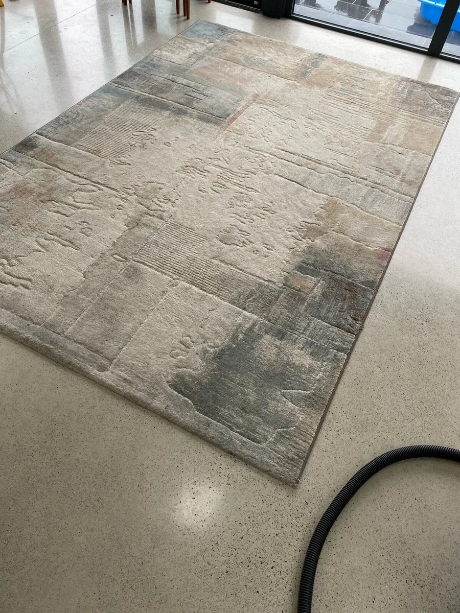 Casey’s Furniture Rug 2m x 2.9m - Image 3