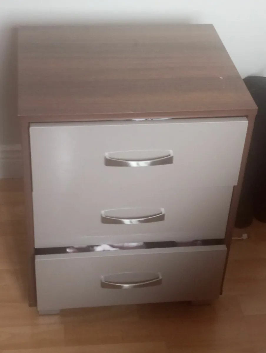 Chest of drawers