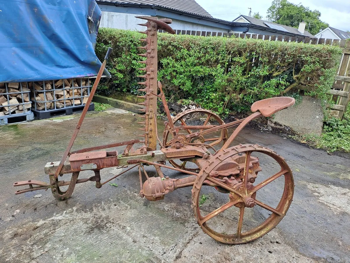 Vintage horse drawn mowing machine - Image 2
