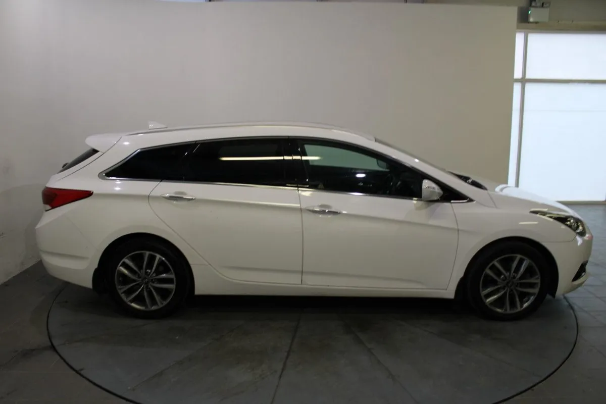 Hyundai i40 Comfort Plus 1.7 Diesel Estate - Image 2