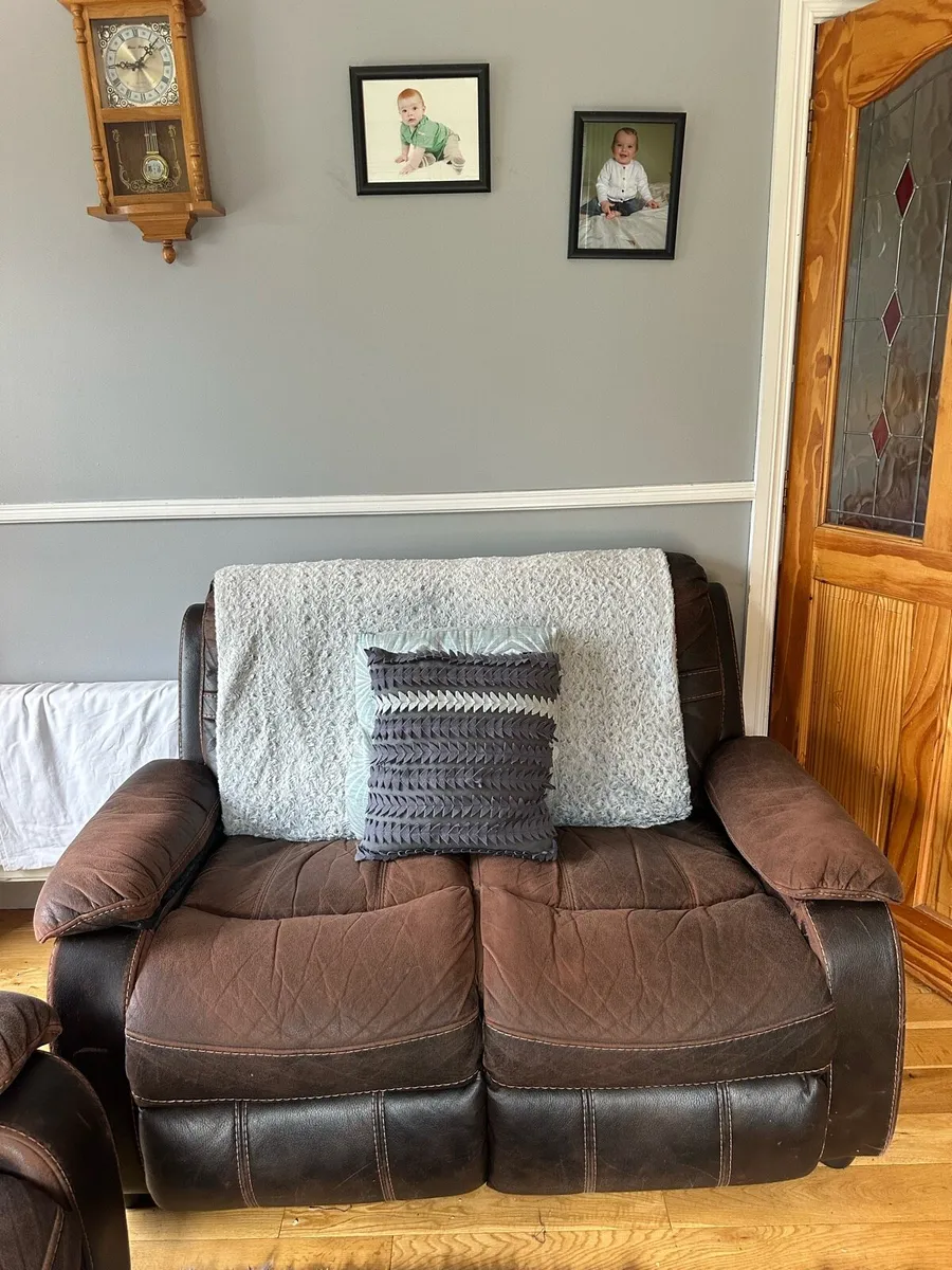 Three piece suite of furniture - Image 2
