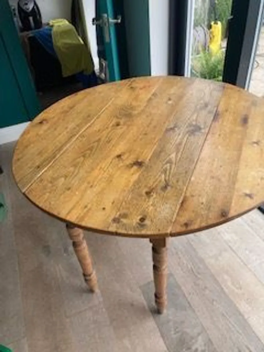 Antique pine round table - Image 1