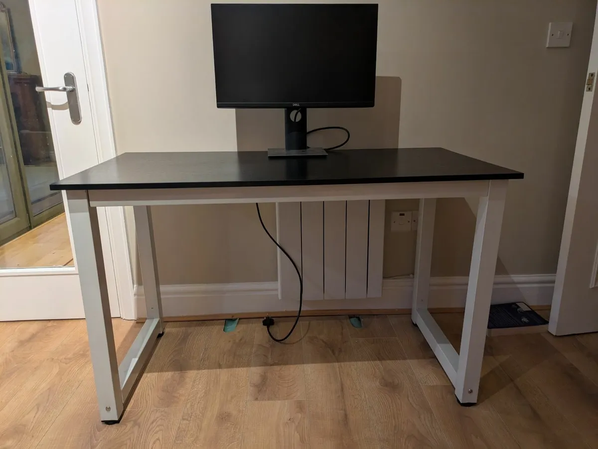 Dell Monitor 24” P2419H height adjustable - Image 1