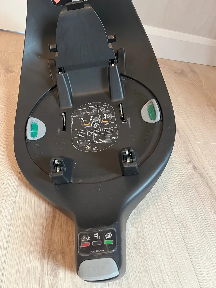 Cybex Infant Car Seat and Isofix base - Image 4
