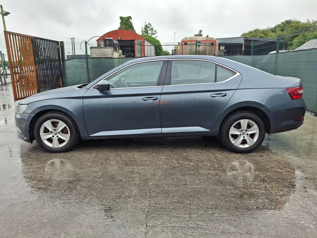 162 Skoda Superb Automatic.light Damage - Image 2