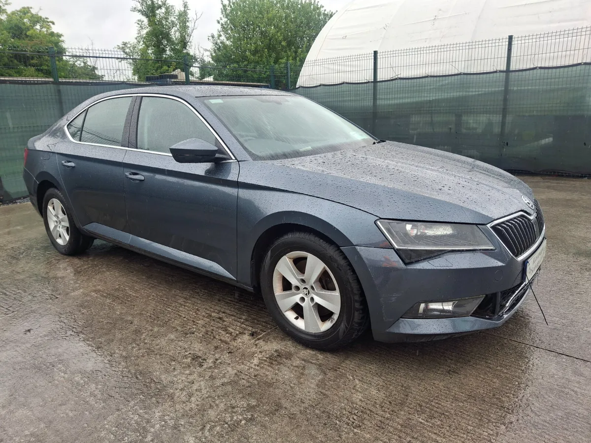162 Skoda Superb Automatic.light Damage - Image 1
