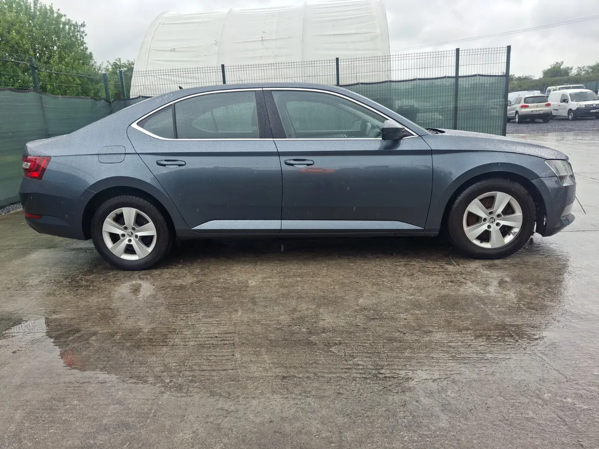 162 Skoda Superb Automatic.light Damage - Image 4