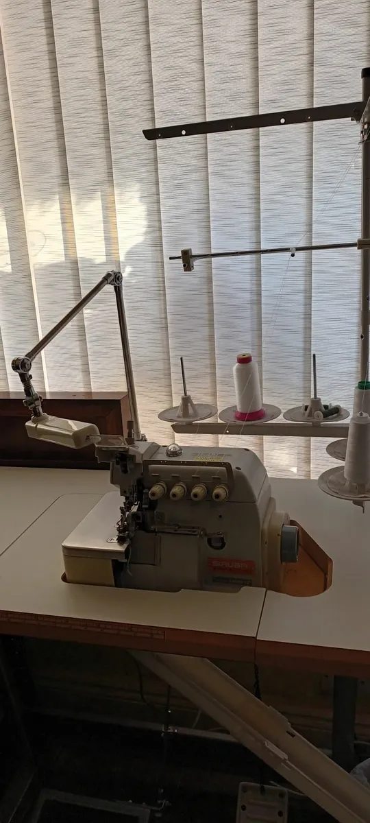 Sewing machine-overlock - Image 1