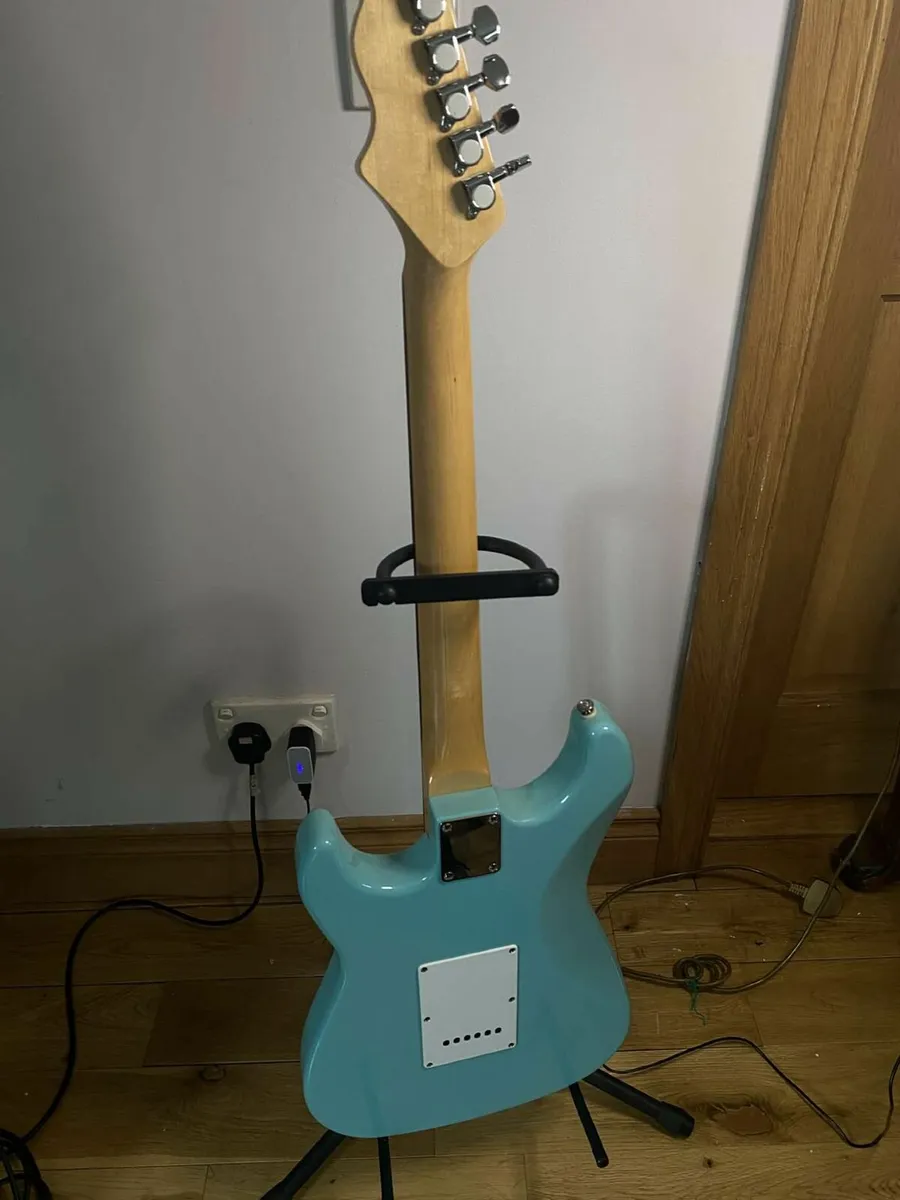 J3 'Six' Strat style guitar - Image 2