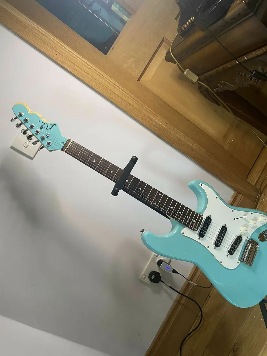 J3 'Six' Strat style guitar - Image 3