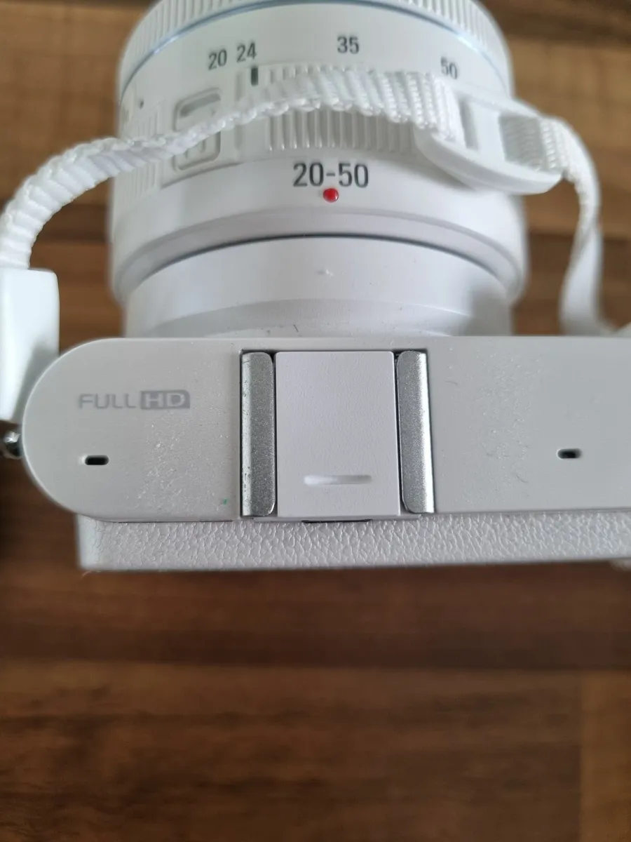 Samsung NX1100 camera with telephoto lens and acce - Image 3