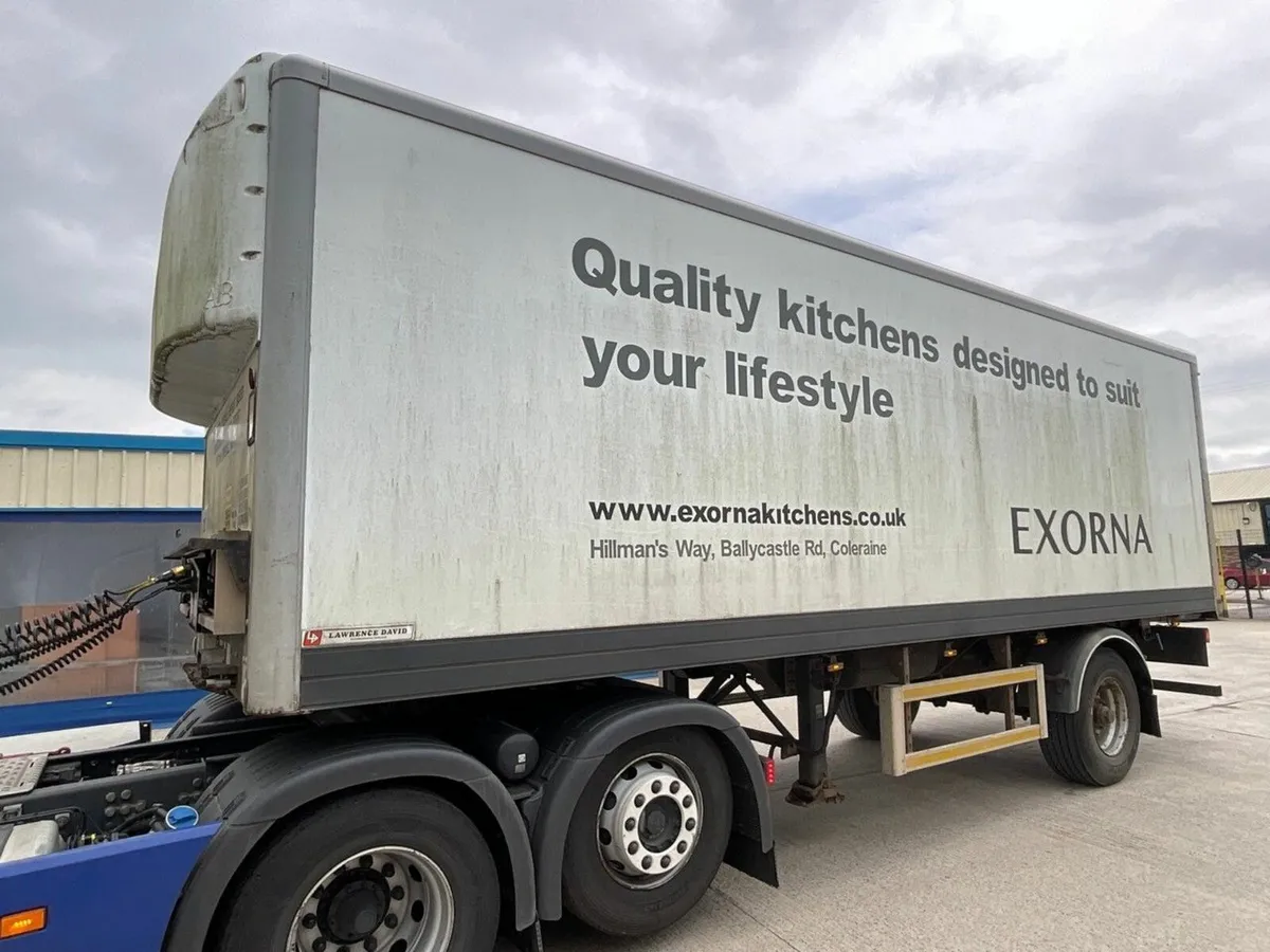 APPROX. 26ft SDC SINGLE AXLE BOX TRAILER ON AIR - Image 4