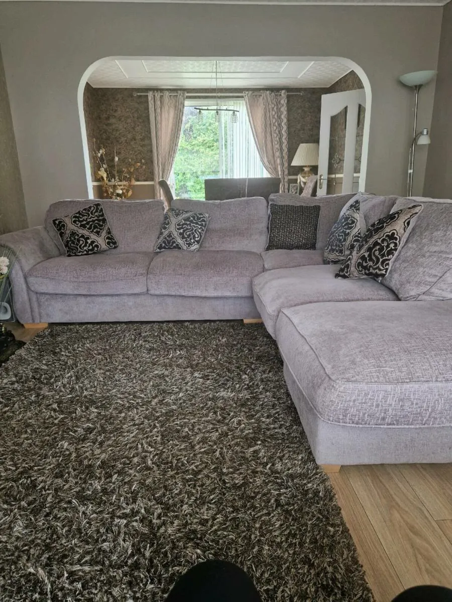 Suite of furniture - Image 1