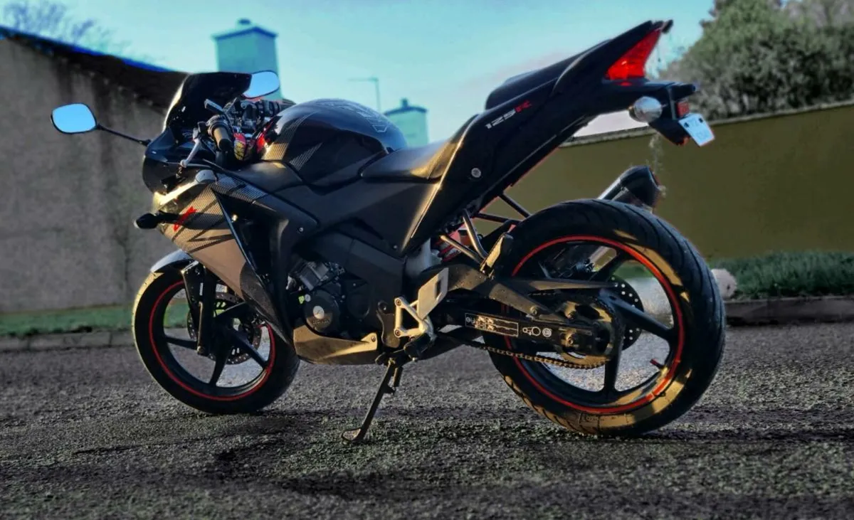 CBR 125r - Image 1