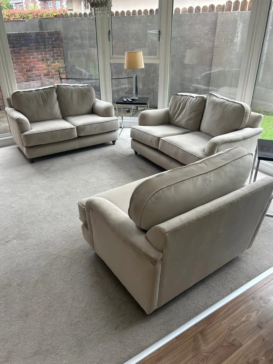 Three piece sofa suite - Image 1