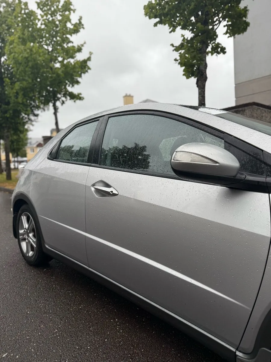 Honda civic - Automatic + 74,000km - Image 2