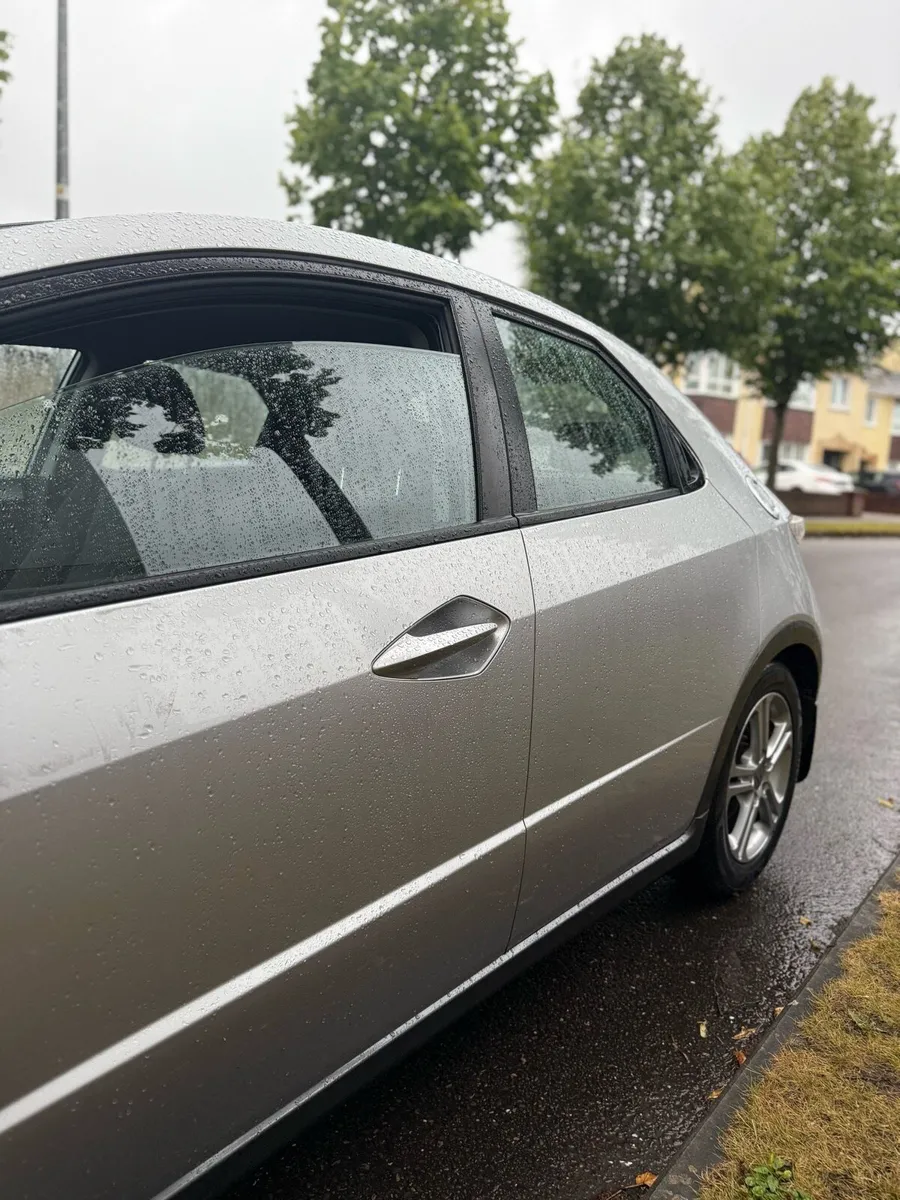 Honda civic - Automatic + 74,000km - Image 4