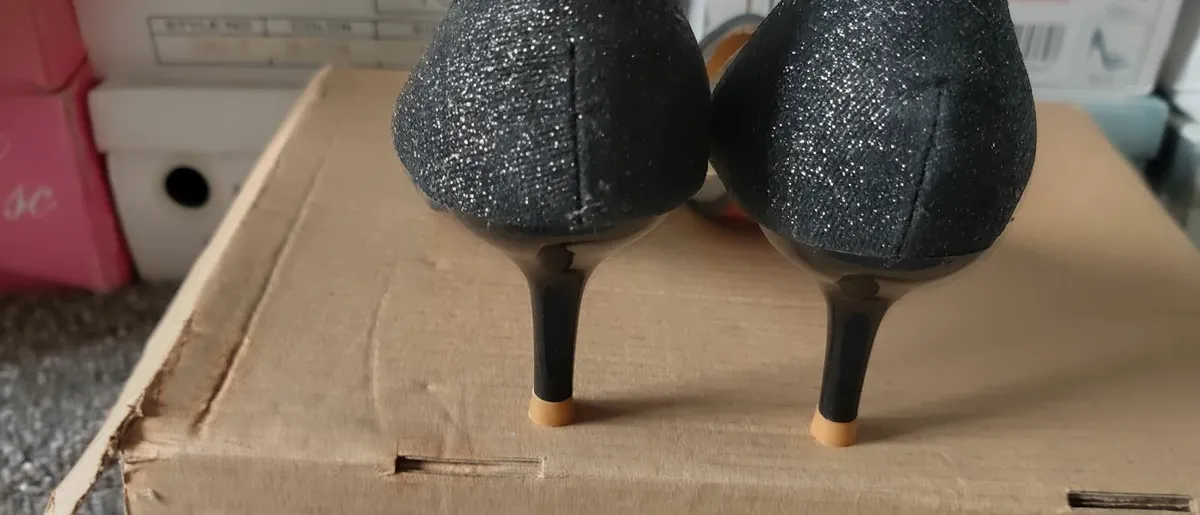 black gold glitter shoes size uk 2 - Image 1