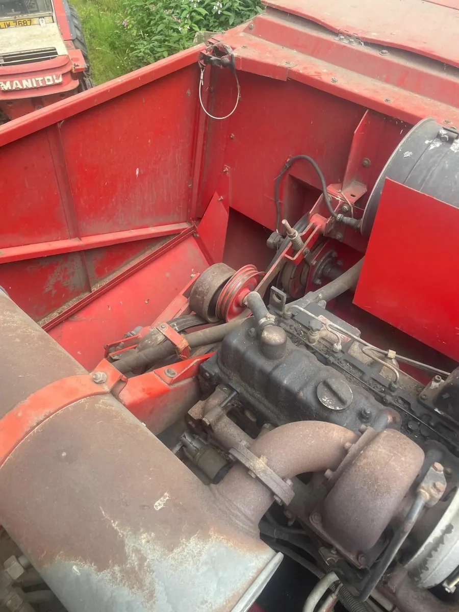 MF 32 Combine Harvester - Image 4
