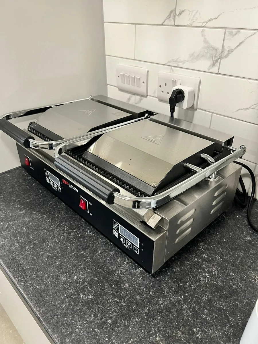 Contact grill - 3.6 kW - Digital - Grooved top - Image 1