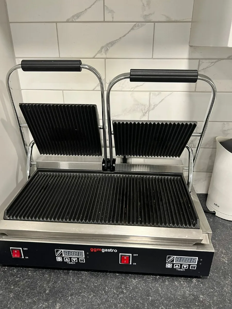 Contact grill - 3.6 kW - Digital - Grooved top - Image 2