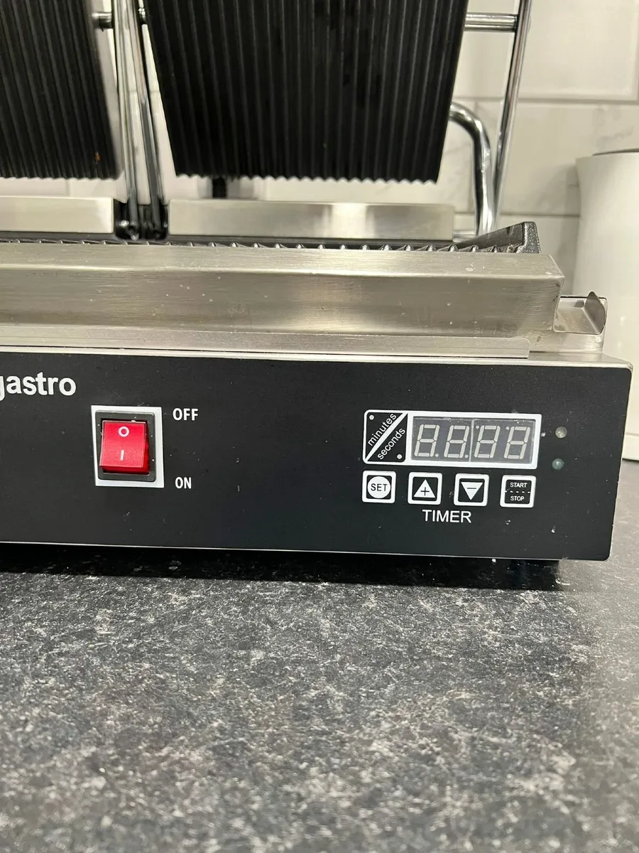 Contact grill - 3.6 kW - Digital - Grooved top - Image 3