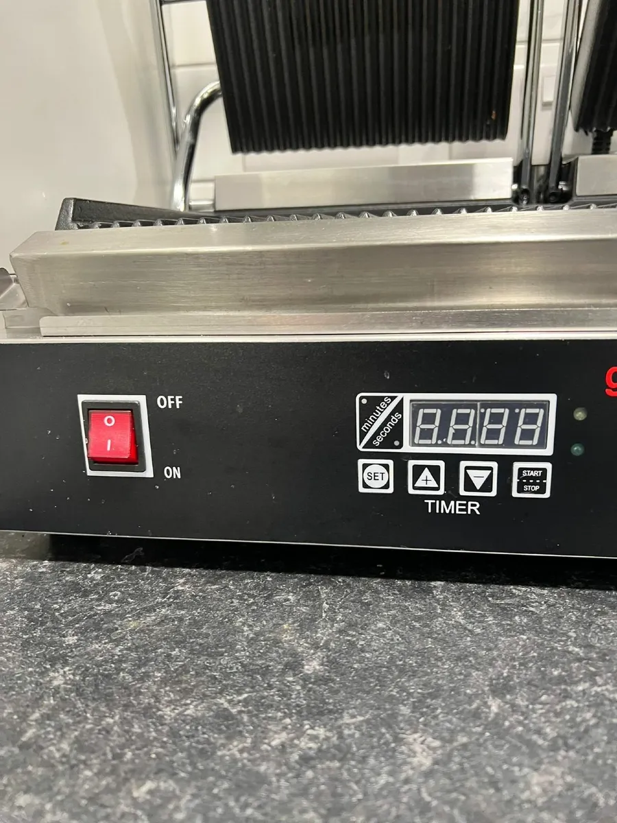 Contact grill - 3.6 kW - Digital - Grooved top - Image 4