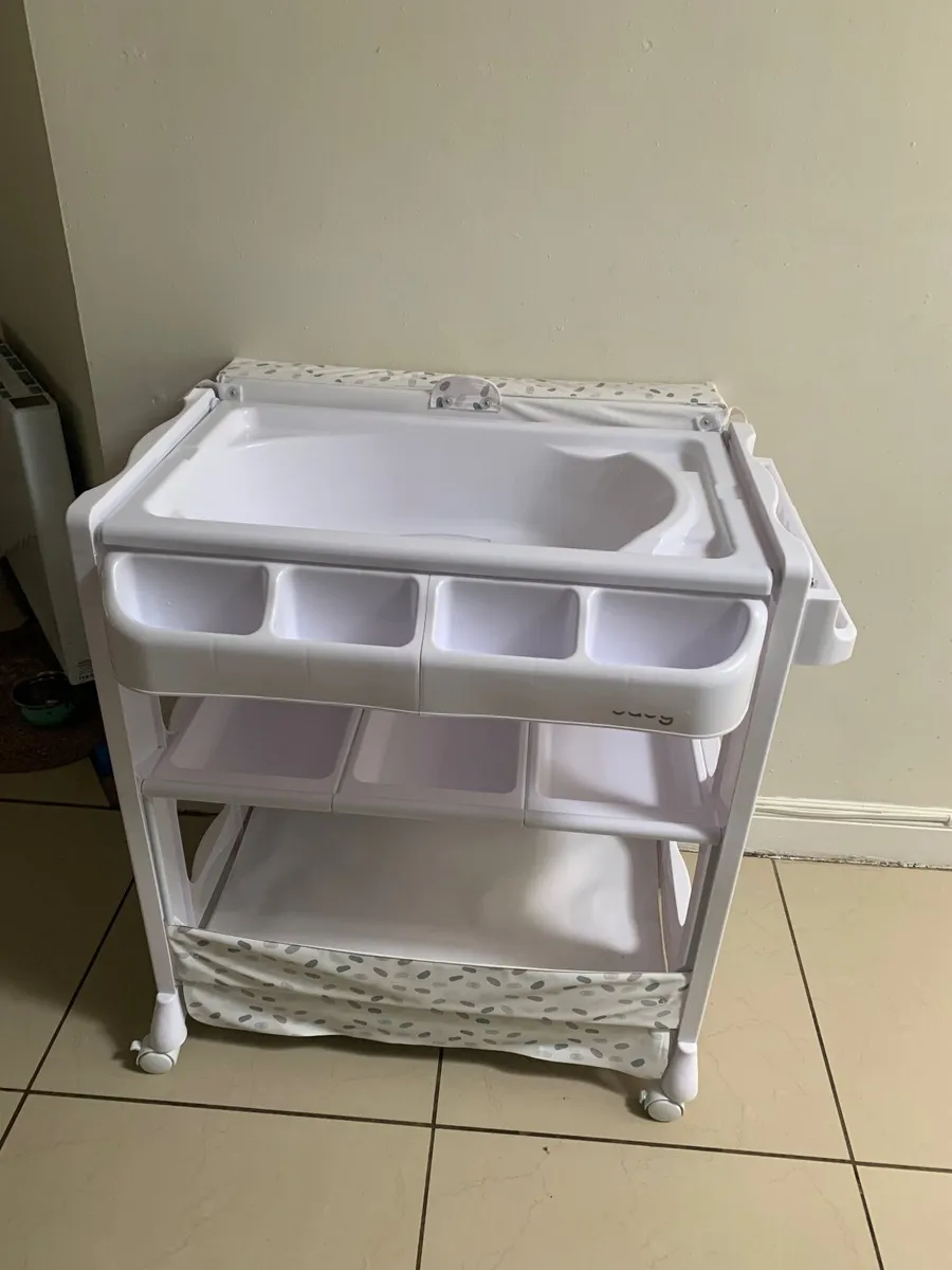 Baby changing table - Image 1