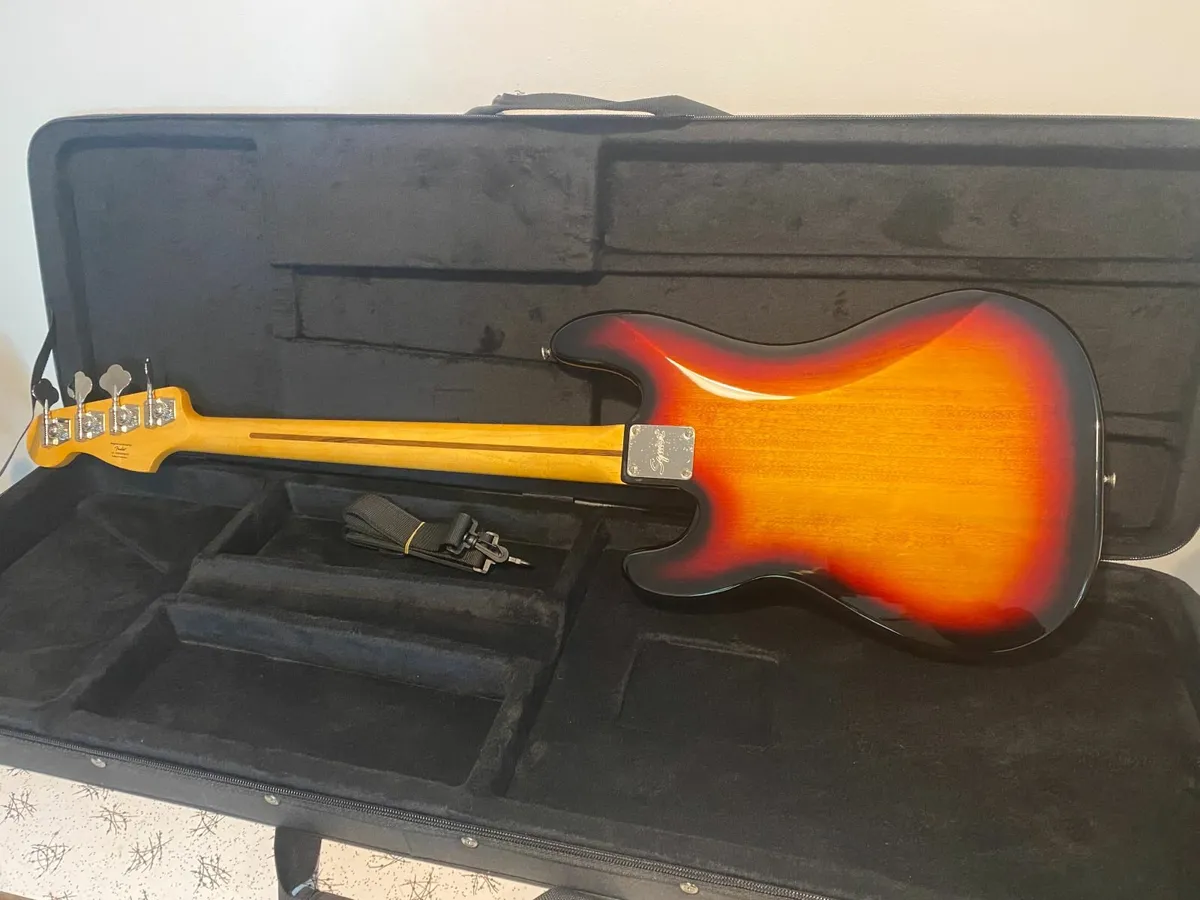 Squier Classic Vibe 60's Precision Bass & Case - Image 3