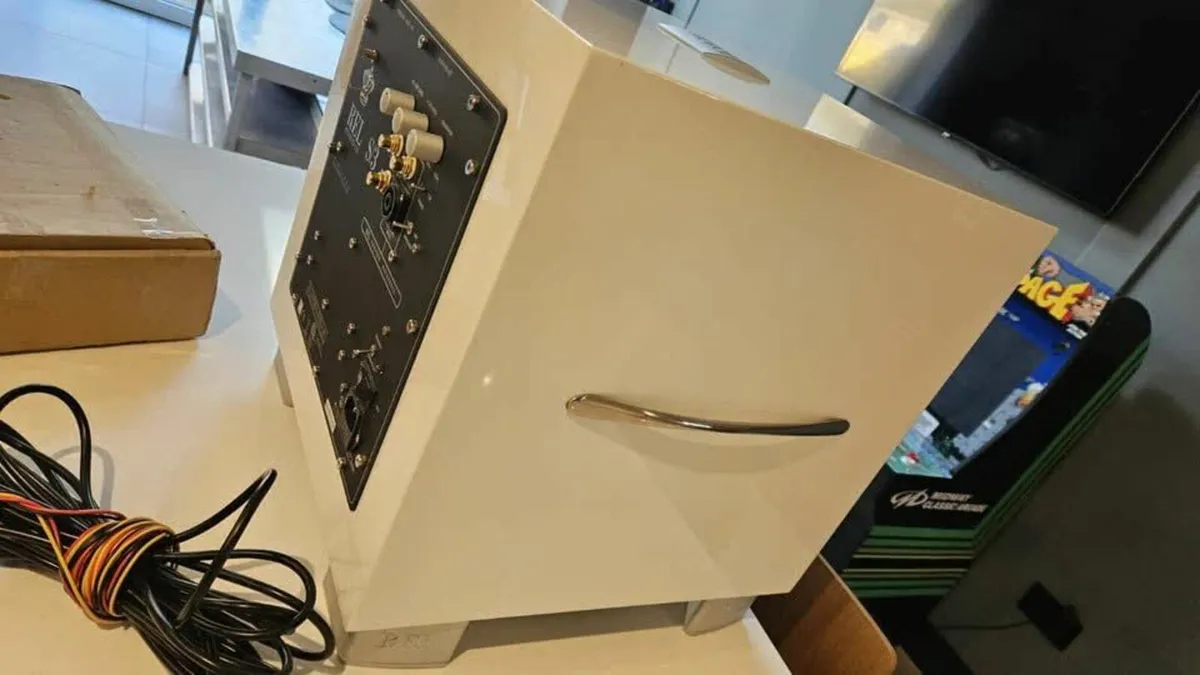 REL S/3 Wireless Subwoofer in immaculate condition - Image 3