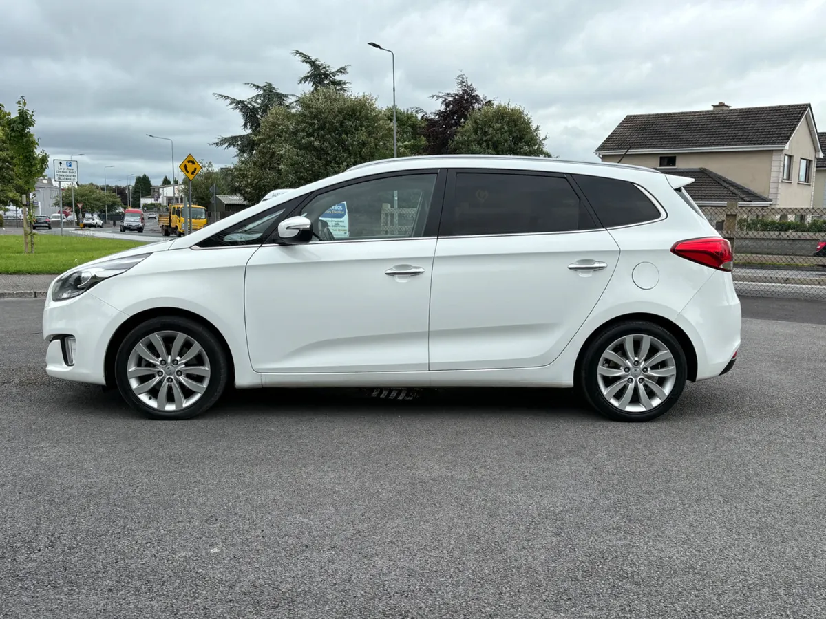 ABSOLUTELY IMMACULATE 7 SEATER KIA CARNES - Image 4