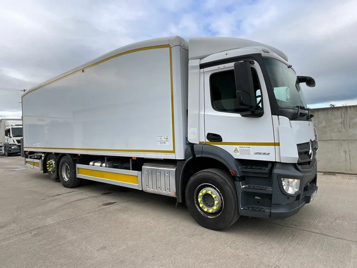 MERCEDES BENZ ANTOS 26 TON 6x2 AUTO FRIDGE LORRY - Image 1