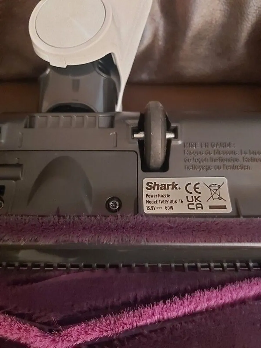 SHARK Detect Pro Floor Nozzle,White & Brass - Image 3