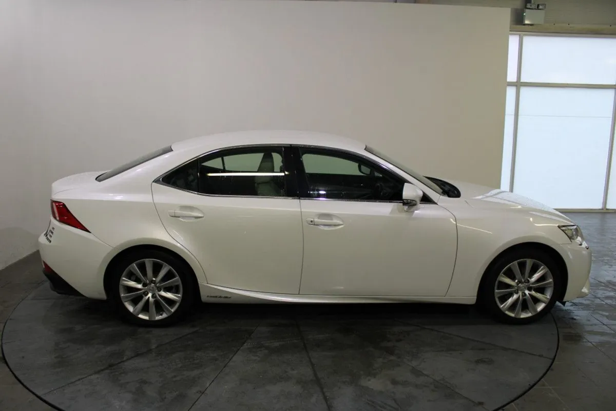 Lexus IS 300h Executive 2.5 - Image 3