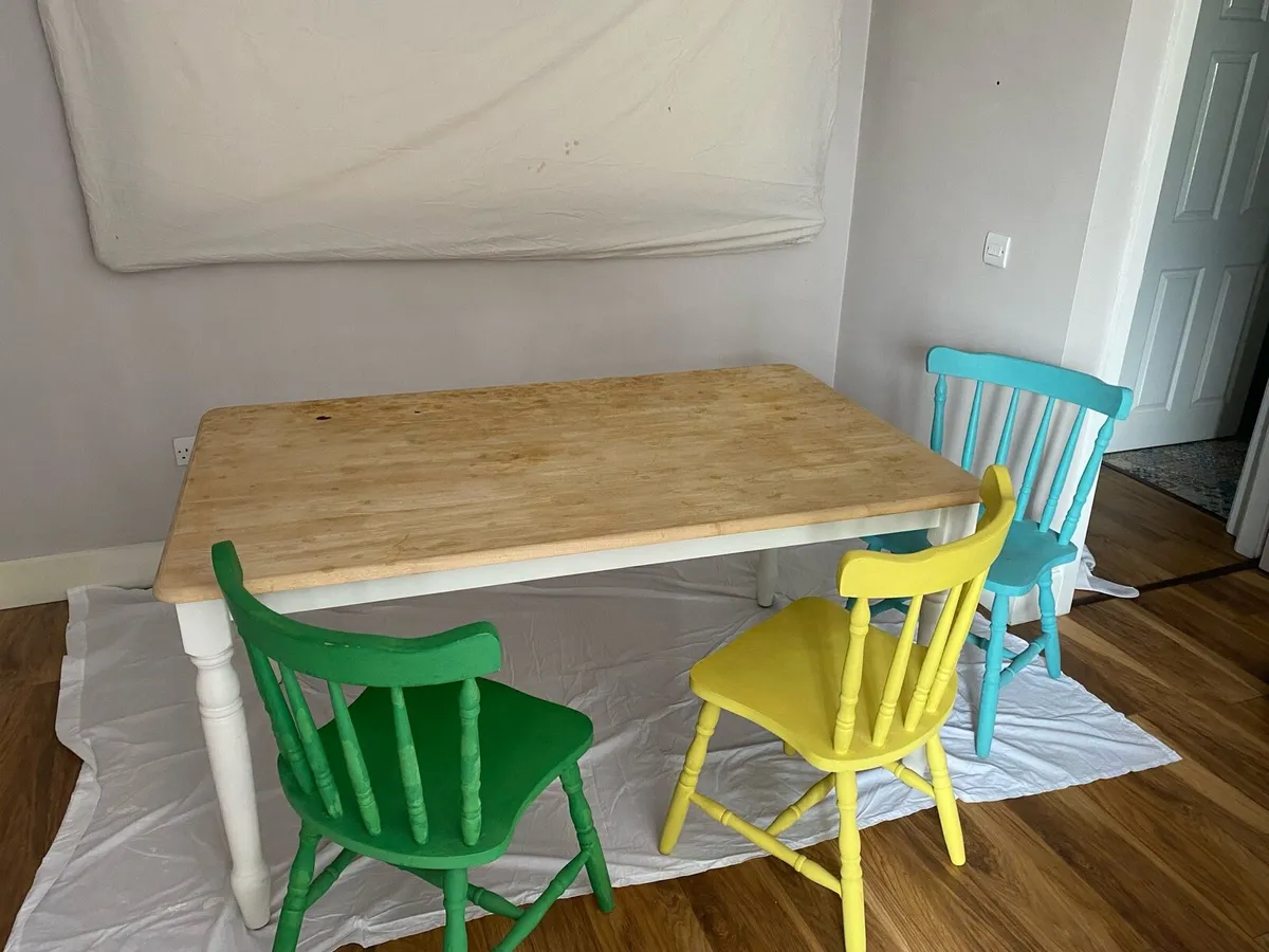 Dining table & 6 chairs