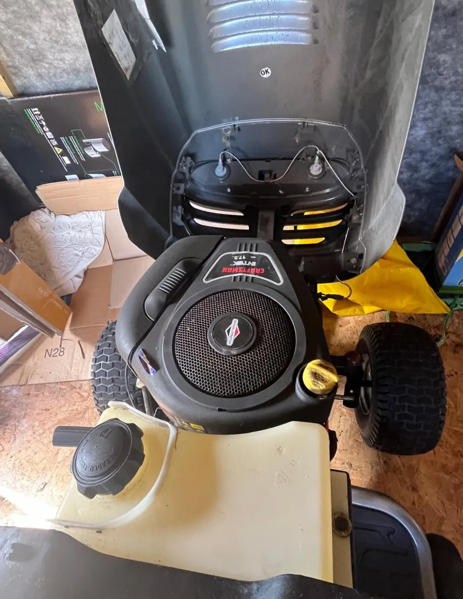 Craftsman LT2000 ride on mower - Image 3