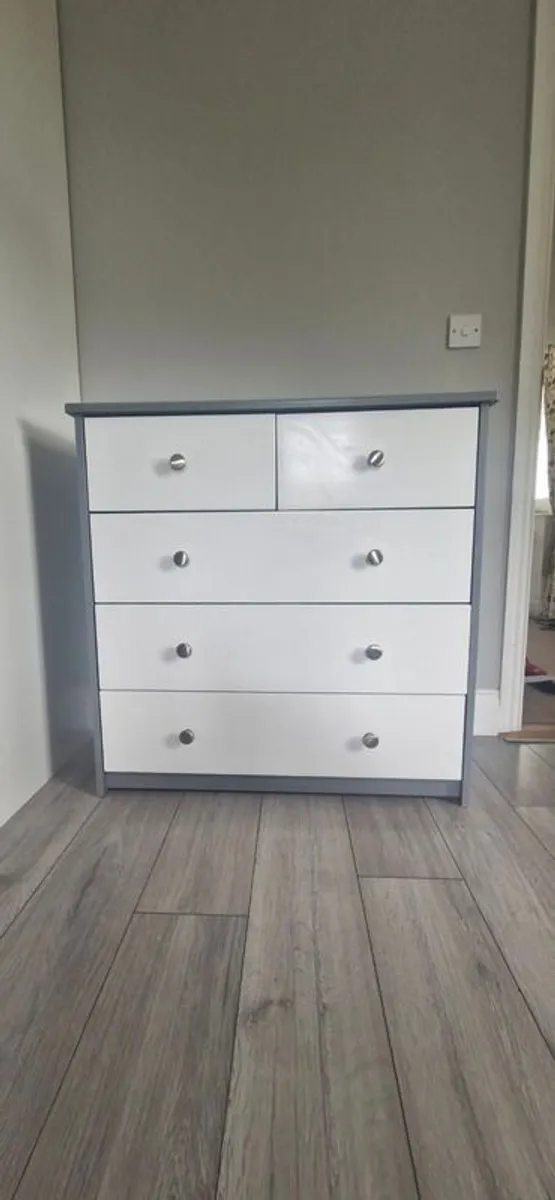 Chest of drawers - Image 1