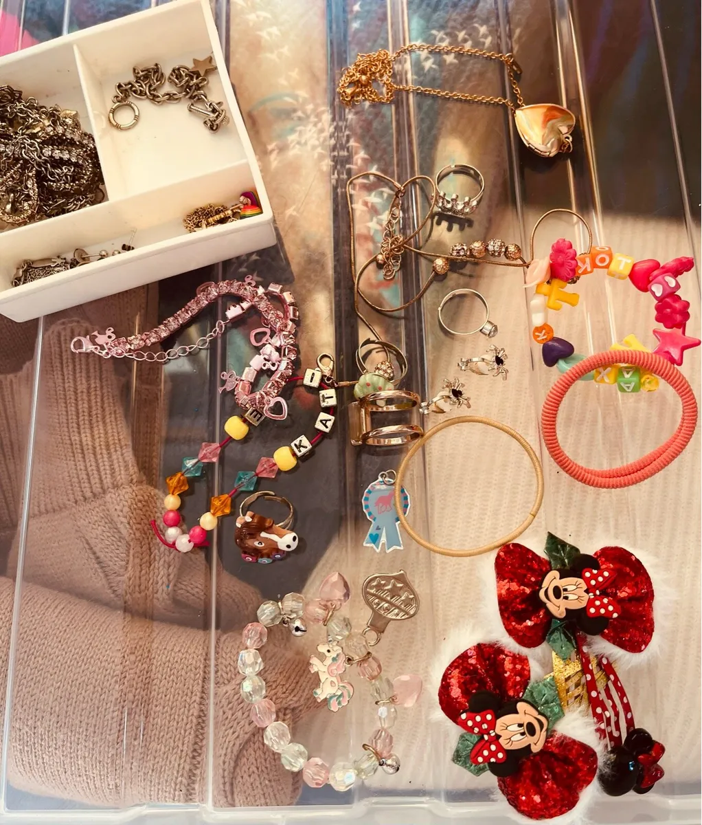 Box with accessories - Image 1