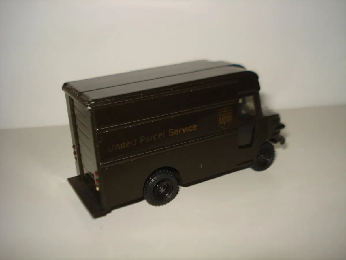 VITESSE UPS PARCEL VAN DIECAST METAL, SCALE 1/50. - Image 2