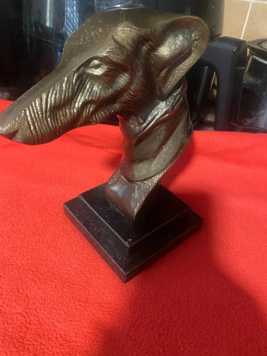 Bronze greyhound sculpture - Image 2