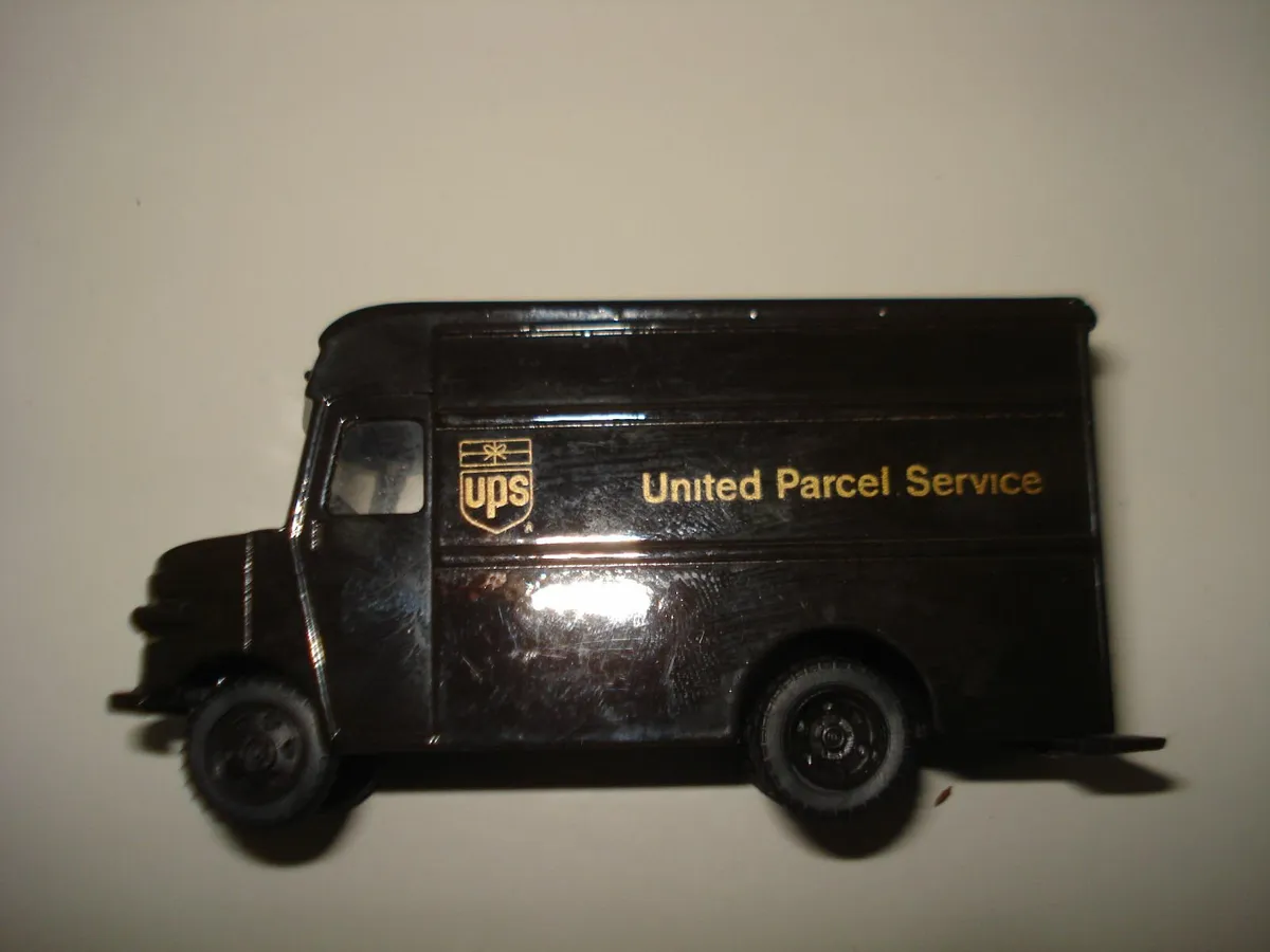 VITESSE UPS PARCEL VAN DIECAST METAL, SCALE 1/50. - Image 3