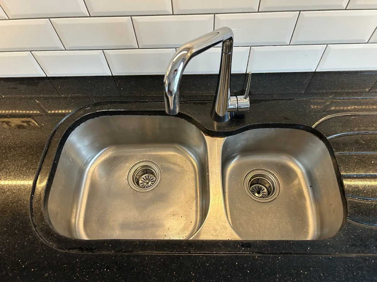 Solid In Frame Kitchen with Quartz Countertop - Image 4