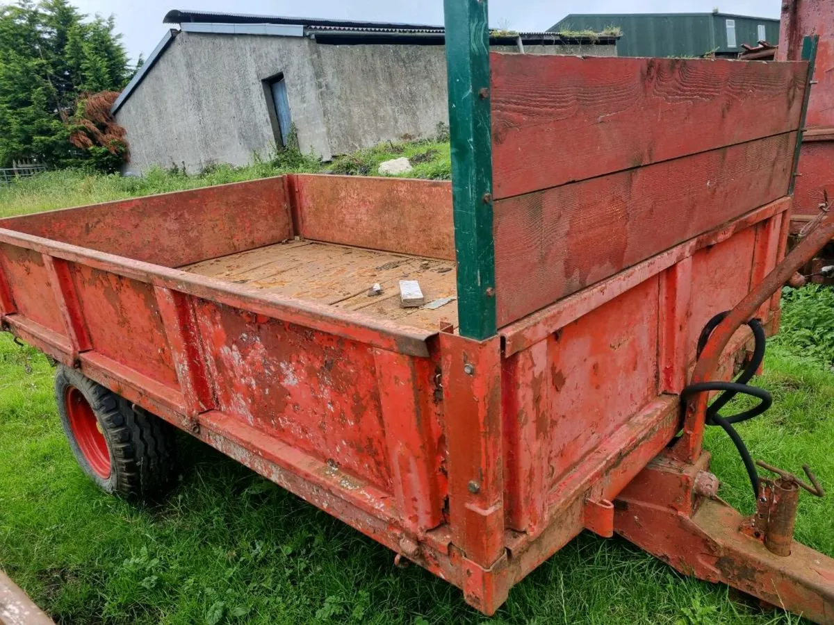 Tractor tipping trailers - Image 1