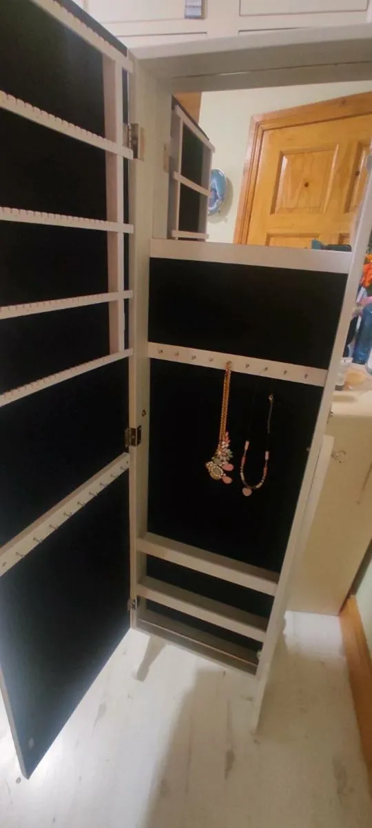 Mirror on a stand - Image 2