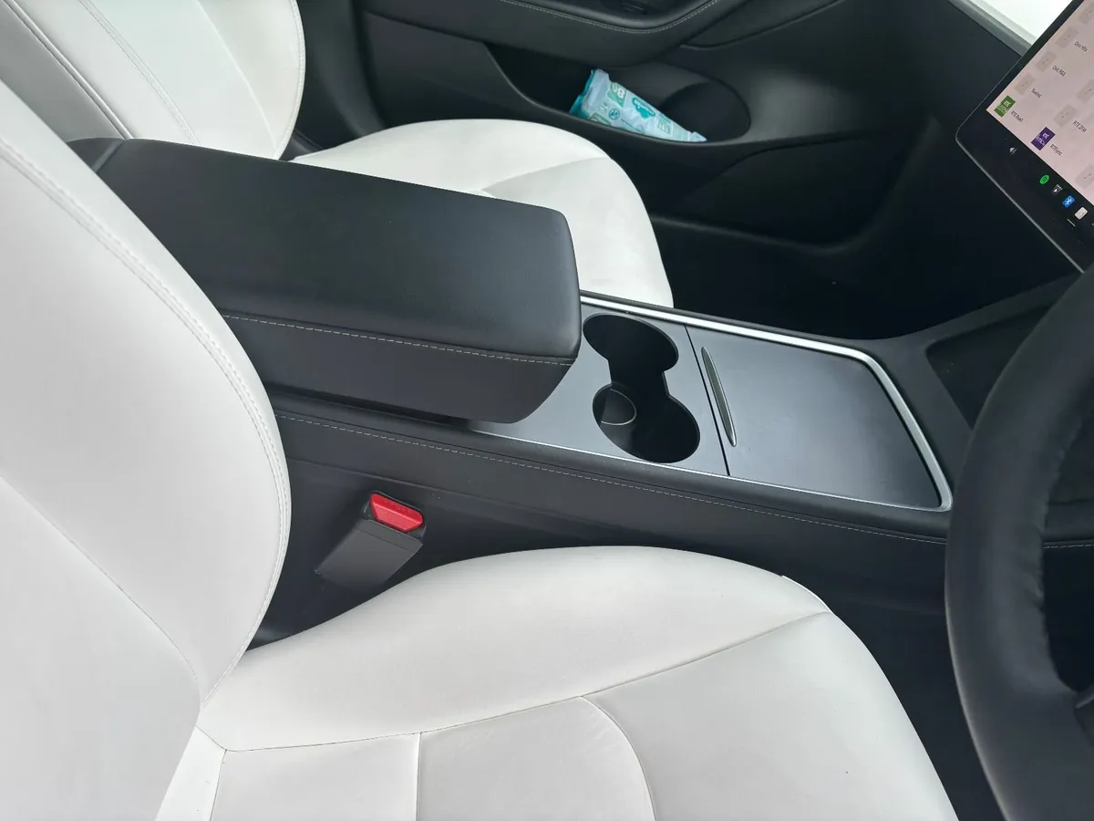 Tesla Model 3 2023 - Image 2