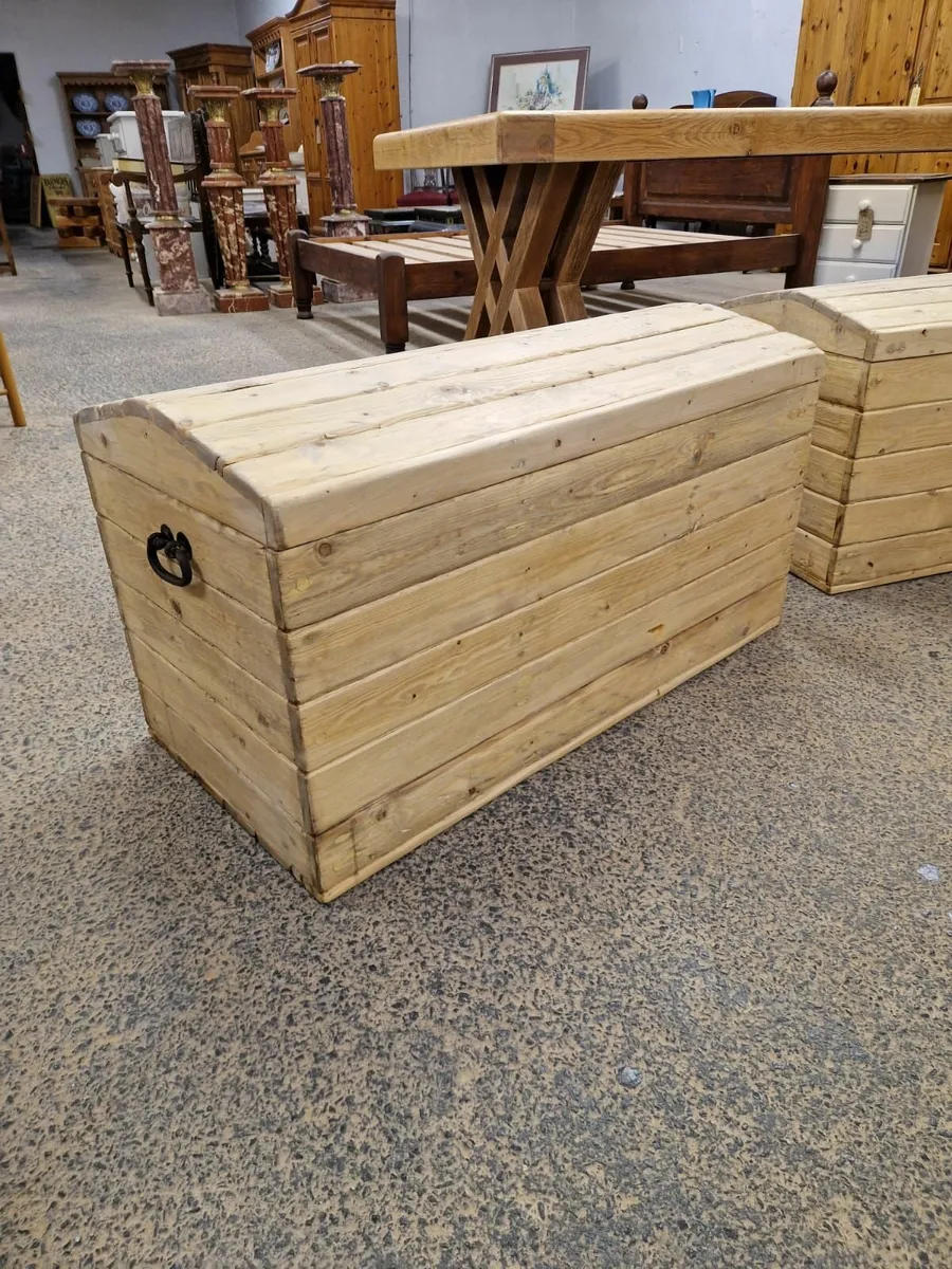 Rustic reclaimed pine storage trunk - Image 1