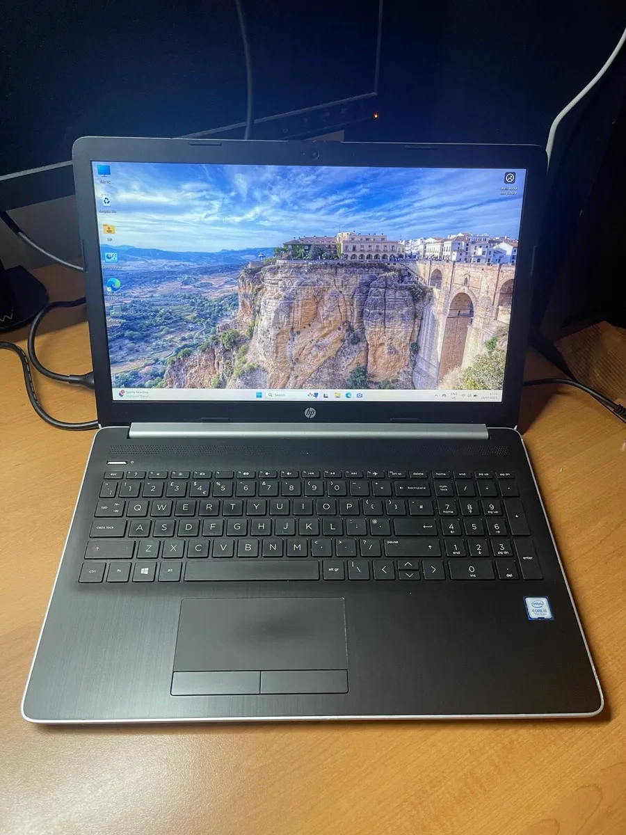Hp laptop i5 8gb 120 ssd win 11 - Image 1