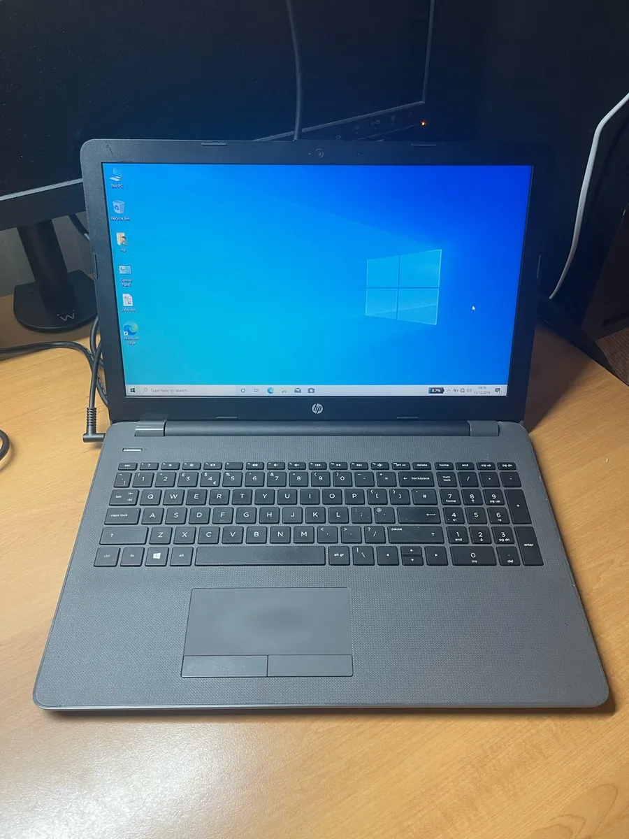 Hp laptop AMD A6 8-120 win 10 - Image 1